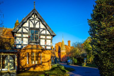 İngiltere 'nin kuzeybatısındaki Chester' ın eski evleri, İngiltere 'nin yerel kırmızı kumtaşından yapılmış geniş Roma duvarlarıyla tanınır.