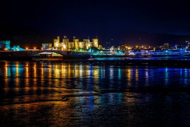Conwy 'de bir kale, Galler' in kuzey kıyısındaki Conwy County Borough 'da duvarlarla çevrili bir kasaba ve topluluk.
