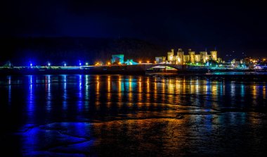 Conwy 'de bir kale, Galler' in kuzey kıyısındaki Conwy County Borough 'da duvarlarla çevrili bir kasaba ve topluluk.