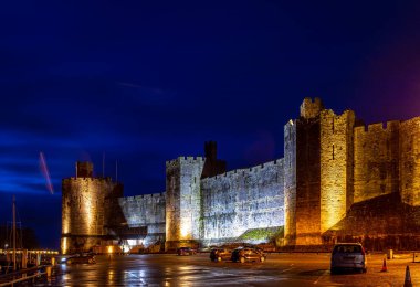 Caernarfon Kalesi, Caernarfon, Gwynedd 'de bir ortaçağ kalesi, kuzeybatı Galler, İngiltere