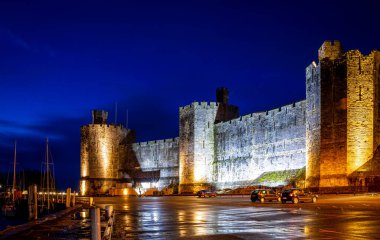 Caernarfon Kalesi, Caernarfon, Gwynedd 'de bir ortaçağ kalesi, kuzeybatı Galler, İngiltere