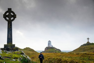 Ynys Llanddwyn 'in manzarası, Anglesey' in batı kıyısındaki gelgit adası, kuzeybatı Galler, İngiltere