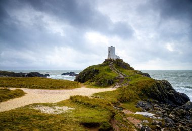 Ynys Llanddwyn 'in manzarası, Anglesey' in batı kıyısındaki gelgit adası, kuzeybatı Galler, İngiltere