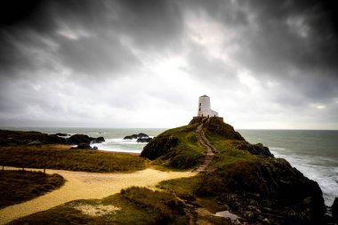 Ynys Llanddwyn 'in manzarası, Anglesey' in batı kıyısındaki gelgit adası, kuzeybatı Galler, İngiltere