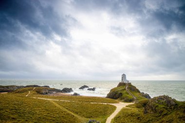 Ynys Llanddwyn 'in manzarası, Anglesey' in batı kıyısındaki gelgit adası, kuzeybatı Galler, İngiltere