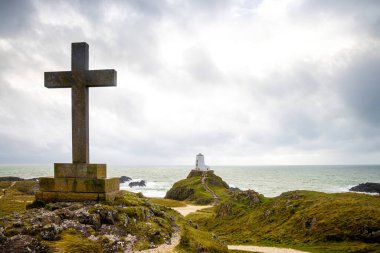 Ynys Llanddwyn 'in manzarası, Anglesey' in batı kıyısındaki gelgit adası, kuzeybatı Galler, İngiltere