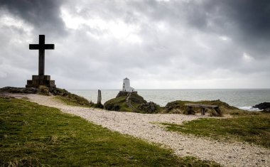 Ynys Llanddwyn 'in manzarası, Anglesey' in batı kıyısındaki gelgit adası, kuzeybatı Galler, İngiltere