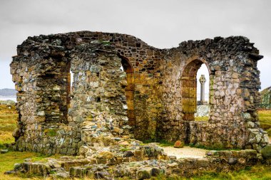 Ynys Llanddwyn 'in manzarası, Anglesey' in batı kıyısındaki gelgit adası, kuzeybatı Galler, İngiltere