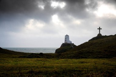 Ynys Llanddwyn 'in manzarası, Anglesey' in batı kıyısındaki gelgit adası, kuzeybatı Galler, İngiltere