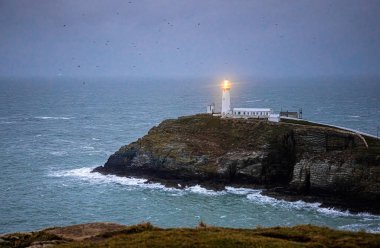 Güney Stack 'te bir deniz feneri, İngiltere' nin Galler 'deki Anglesey' in kuzeybatı kıyısında Kutsal Ada 'nın hemen dışında yer alan bir ada.