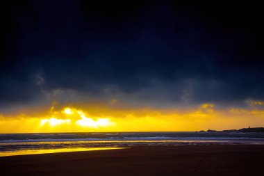 Ynys Llanddwyn 'in manzarası, Anglesey' in batı kıyısındaki gelgit adası, kuzeybatı Galler, İngiltere