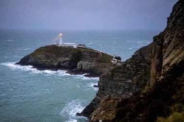 Güney Stack 'te bir deniz feneri, İngiltere' nin Galler 'deki Anglesey' in kuzeybatı kıyısında Kutsal Ada 'nın hemen dışında yer alan bir ada.