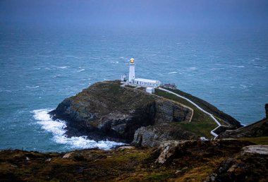 Güney Stack 'te bir deniz feneri, İngiltere' nin Galler 'deki Anglesey' in kuzeybatı kıyısında Kutsal Ada 'nın hemen dışında yer alan bir ada.