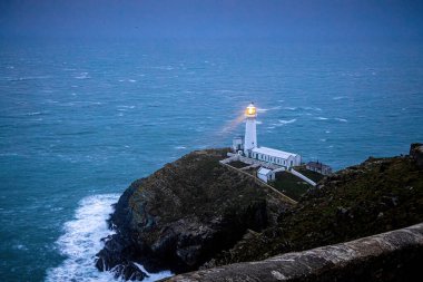 Güney Stack 'te bir deniz feneri, İngiltere' nin Galler 'deki Anglesey' in kuzeybatı kıyısında Kutsal Ada 'nın hemen dışında yer alan bir ada.