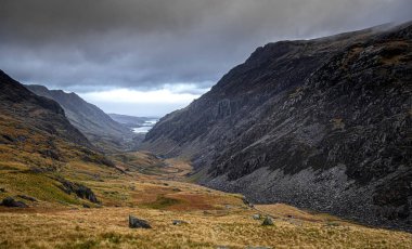 İngiltere 'deki SNowdonia Ulusal Galler Parkı' nda madencilerin yolu Snowdon manzarası