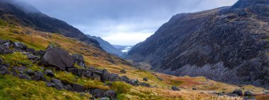 İngiltere 'deki SNowdonia Ulusal Galler Parkı' nda madencilerin yolu Snowdon manzarası