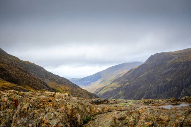 İngiltere 'deki SNowdonia Ulusal Galler Parkı' nda madencilerin yolu Snowdon manzarası