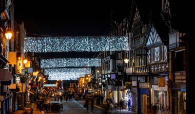 İngiltere 'nin kuzeybatısındaki Chester kenti, yerel kırmızı kumtaşından yapılmış geniş Roma duvarlarıyla tanınıyor.