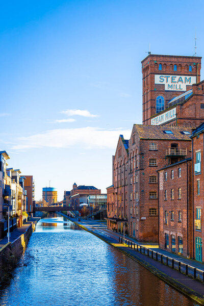 Старые дома Честера, города на северо-западе Англии, известного своими обширными римскими стенами из местного красного песчаника, Великобритания