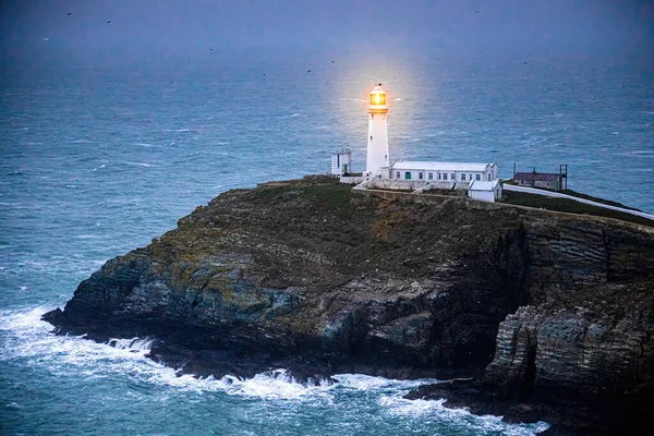 サウススタック島の灯台 イギリス ウェールズのアングルシーの北西海岸の聖島のすぐそばに位置する島 — ストック写真