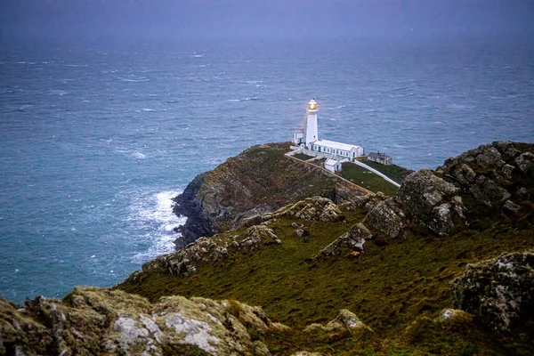 サウススタック島の灯台 イギリス ウェールズのアングルシーの北西海岸の聖島のすぐそばに位置する島 — ストック写真