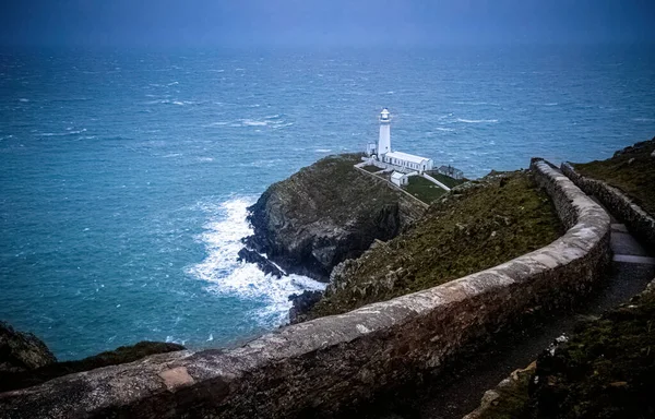 サウススタック島の灯台 イギリス ウェールズのアングルシーの北西海岸の聖島のすぐそばに位置する島 — ストック写真