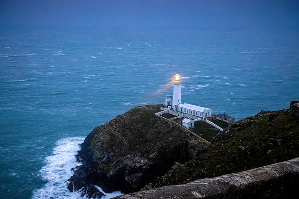 サウススタック島の灯台 イギリス ウェールズのアングルシーの北西海岸の聖島のすぐそばに位置する島 — ストック写真