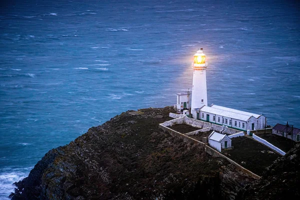 サウススタック島の灯台 イギリス ウェールズのアングルシーの北西海岸の聖島のすぐそばに位置する島 — ストック写真