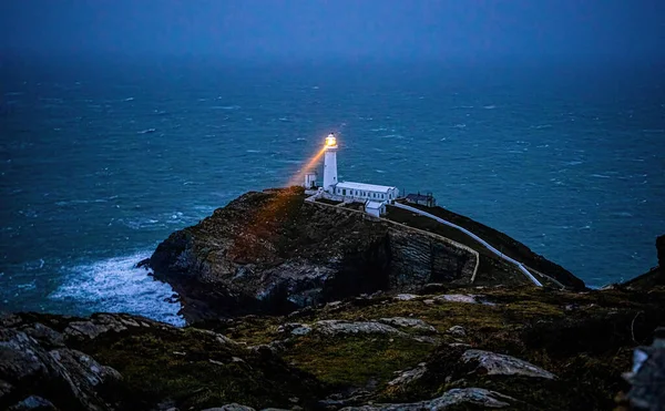 サウススタック島の灯台 イギリス ウェールズのアングルシーの北西海岸の聖島のすぐそばに位置する島 — ストック写真