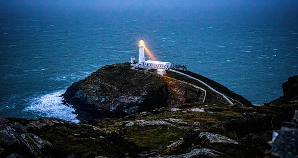サウススタック島の灯台 イギリス ウェールズのアングルシーの北西海岸の聖島のすぐそばに位置する島 — ストック写真