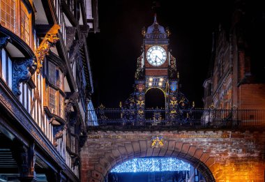 İngiltere 'nin kuzeybatısındaki Chester kenti, yerel kırmızı kumtaşından yapılmış geniş Roma duvarlarıyla tanınıyor.