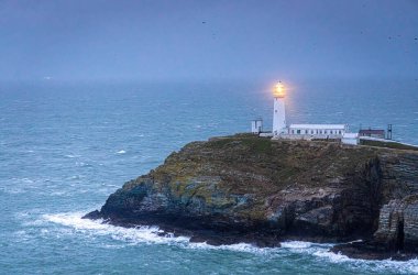 Güney Stack 'te bir deniz feneri, İngiltere' nin Galler 'deki Anglesey' in kuzeybatı kıyısında Kutsal Ada 'nın hemen dışında yer alan bir ada.
