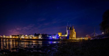 Caernarfon Kalesi, Caernarfon, Gwynedd 'de bir ortaçağ kalesi, kuzeybatı Galler, İngiltere