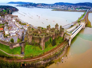 Conwy 'de bir kale, Galler' in kuzey kıyısındaki Conwy County Borough 'da duvarlarla çevrili bir kasaba ve topluluk.
