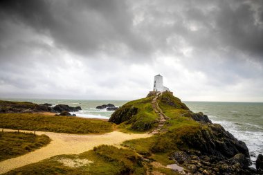 Ynys Llanddwyn 'in manzarası, Anglesey' in batı kıyısındaki gelgit adası, kuzeybatı Galler, İngiltere