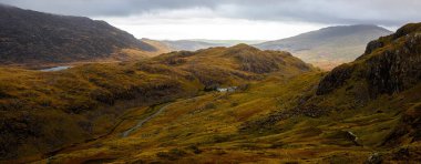 İngiltere 'deki SNowdonia Ulusal Galler Parkı' nda madencilerin yolu Snowdon manzarası