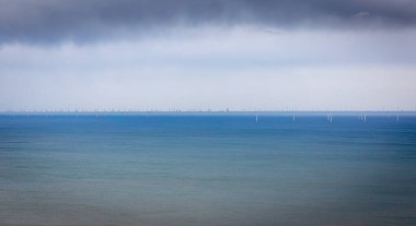 Great Orme yakınlarındaki rüzgar türbinleri, Galler 'in kuzey kıyısında bir kireçtaşı burnu.
