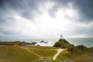 Ynys Llanddwyn 'in manzarası, Anglesey' in batı kıyısındaki gelgit adası, kuzeybatı Galler, İngiltere
