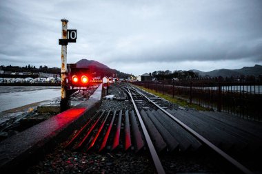 Gwynedd, İngiltere 'nin Eifionydd bölgesinde yer alan Galler' in sahil kenti Porthmadog 'un akşam manzarası.