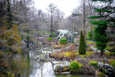 Crystal Palace Dinozorları, Bromley 'nin İngiltere' deki Crystal Palace Park kasabasında dinozor ve nesli tükenmiş diğer hayvan heykelleri serisi.