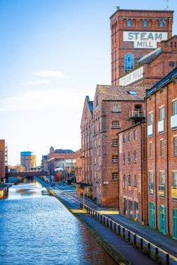 İngiltere 'nin kuzeybatısındaki Chester' ın eski evleri, İngiltere 'nin yerel kırmızı kumtaşından yapılmış geniş Roma duvarlarıyla tanınır.