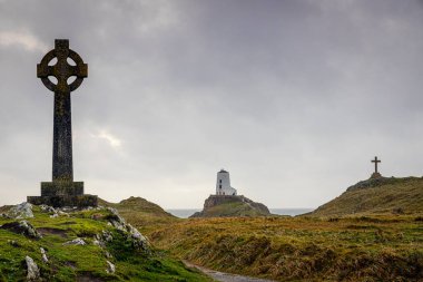 Ynys Llanddwyn 'in manzarası, Anglesey' in batı kıyısındaki gelgit adası, kuzeybatı Galler, İngiltere