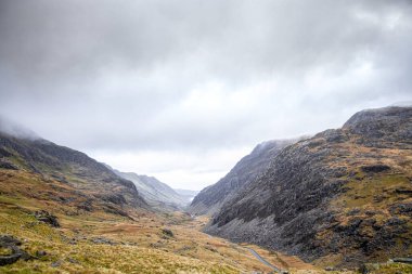 İngiltere 'deki SNowdonia Ulusal Galler Parkı' nda madencilerin yolu Snowdon manzarası