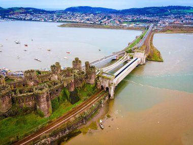 Conwy 'de bir kale, Galler' in kuzey kıyısındaki Conwy County Borough 'da duvarlarla çevrili bir kasaba ve topluluk.