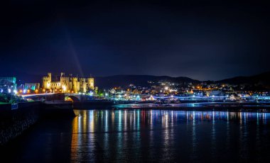 Conwy 'de bir kale, Galler' in kuzey kıyısındaki Conwy County Borough 'da duvarlarla çevrili bir kasaba ve topluluk.