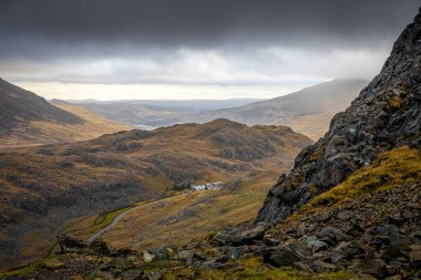 İngiltere 'deki SNowdonia Ulusal Galler Parkı' nda madencilerin yolu Snowdon manzarası