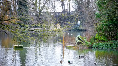 Crystal Palace Dinozorları, Bromley 'nin İngiltere' deki Crystal Palace Park kasabasında dinozor ve nesli tükenmiş diğer hayvan heykelleri serisi.