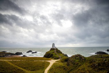 Ynys Llanddwyn 'in manzarası, Anglesey' in batı kıyısındaki gelgit adası, kuzeybatı Galler, İngiltere