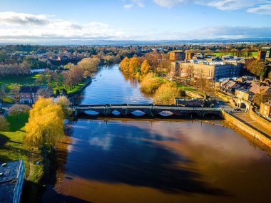 İngiltere 'nin kuzeybatısındaki Chester şehrinin havadan görünüşü, yerel kırmızı kumtaşından yapılmış geniş Roma duvarlarıyla bilinir.