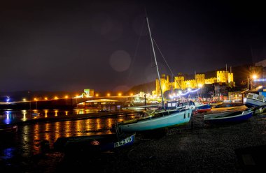 Conwy 'de bir kale, Galler' in kuzey kıyısındaki Conwy County Borough 'da duvarlarla çevrili bir kasaba ve topluluk.